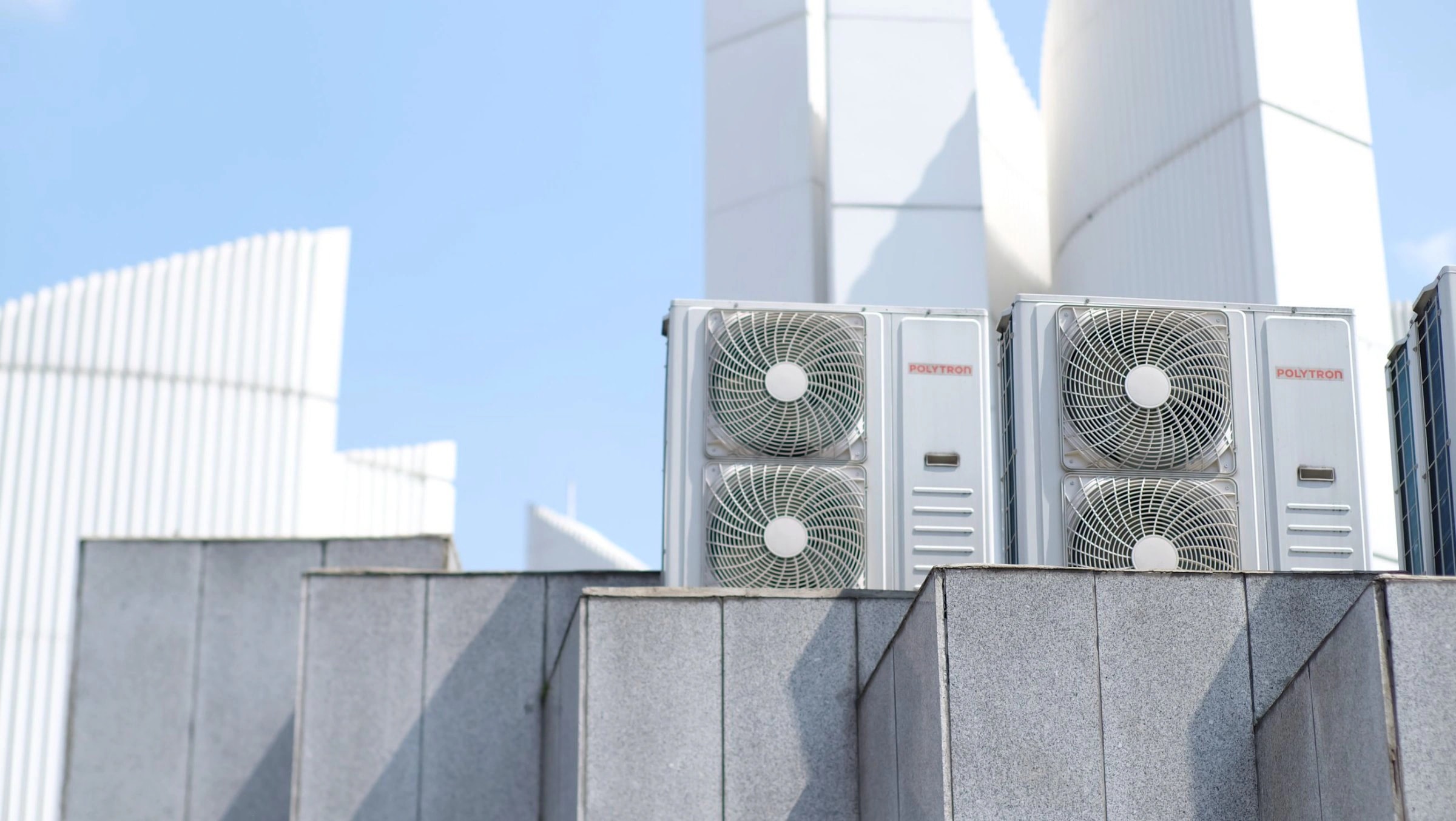 Außengeräte einer Klimaanlage auf einem Flachdach