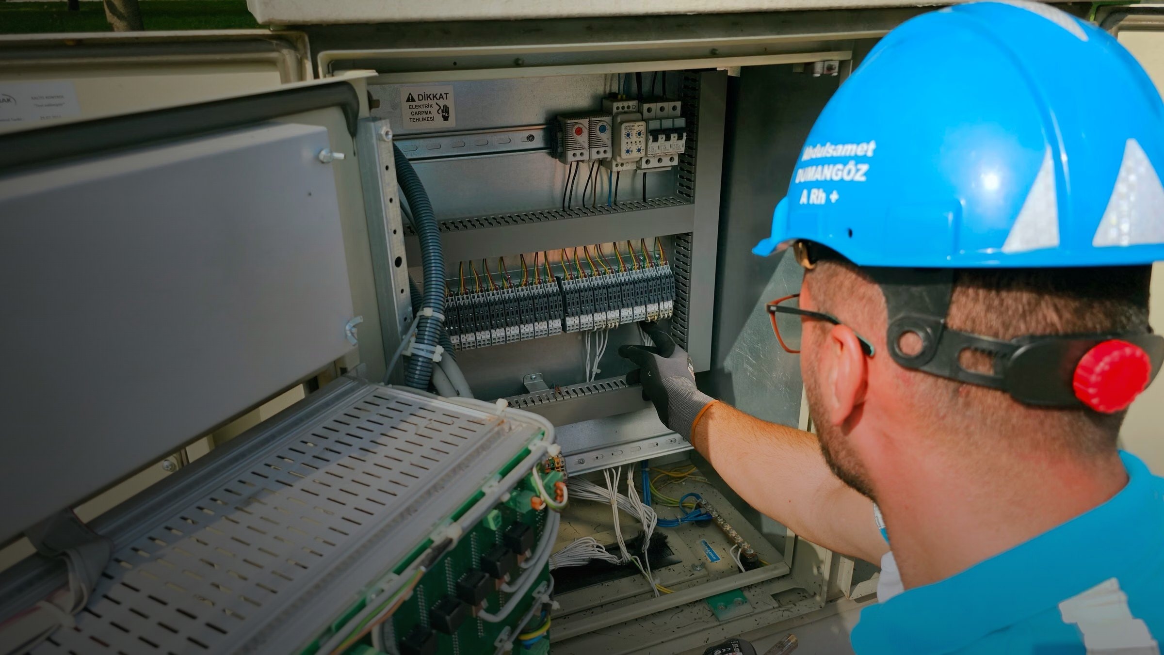 Elektriker prüft einen Schaltschrank