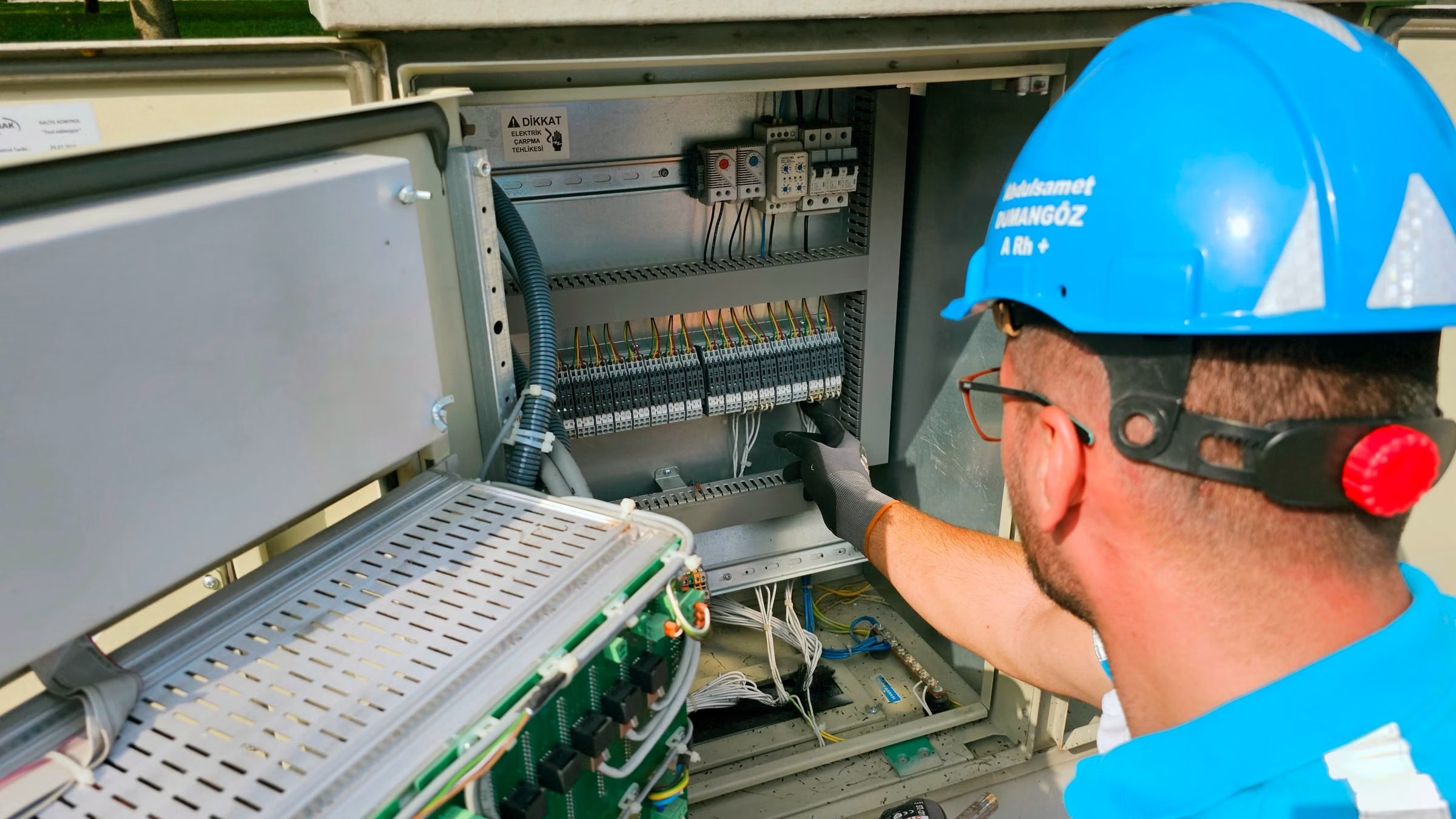 Elektriker prüft einen Schaltschrank