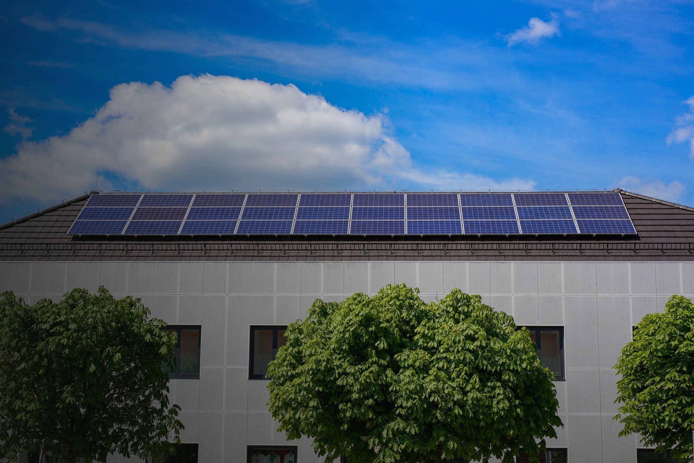 Gewerbegebäude mit Solaranlage auf dem Dach