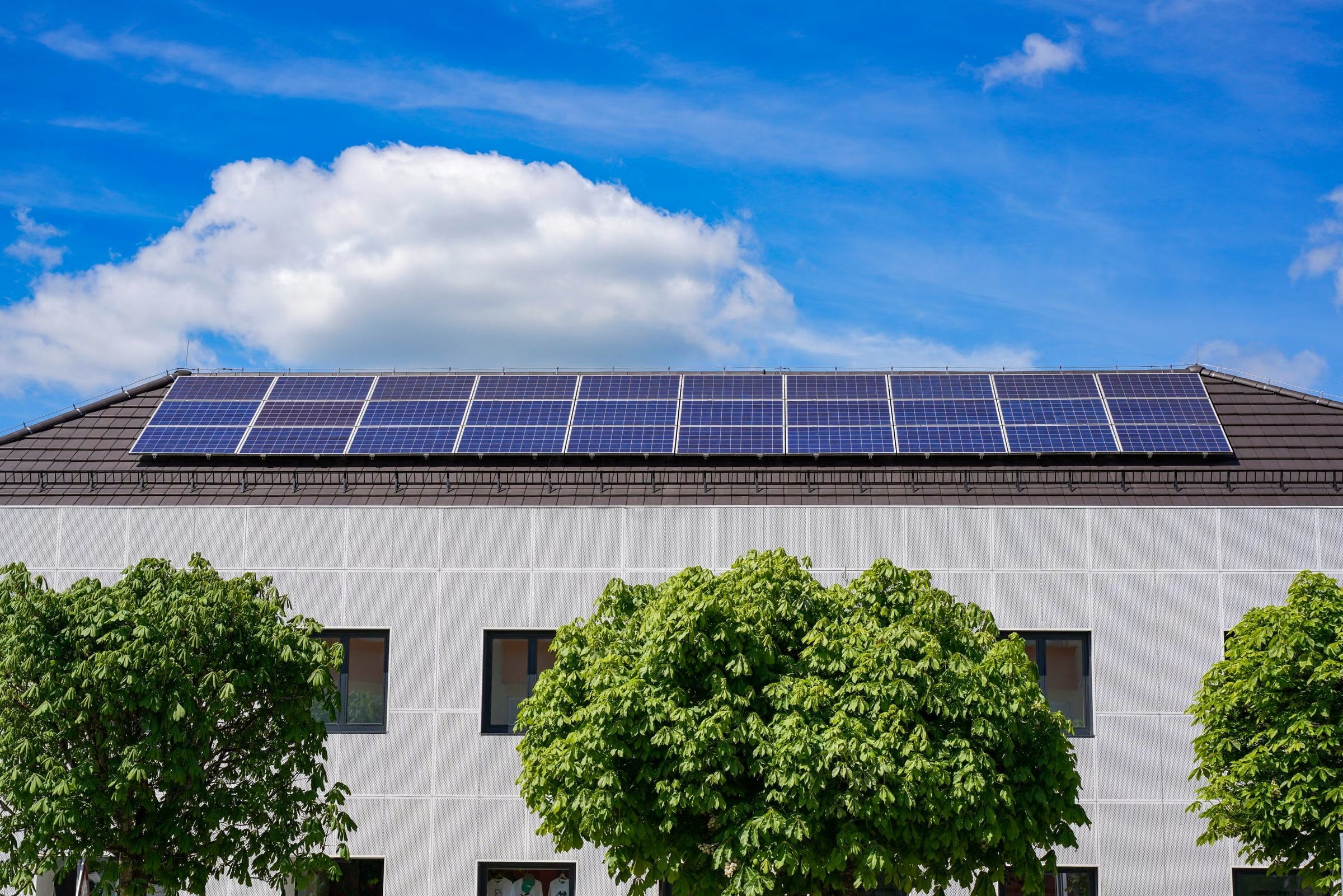 Gewerbegebäude mit Solaranlage auf dem Dach