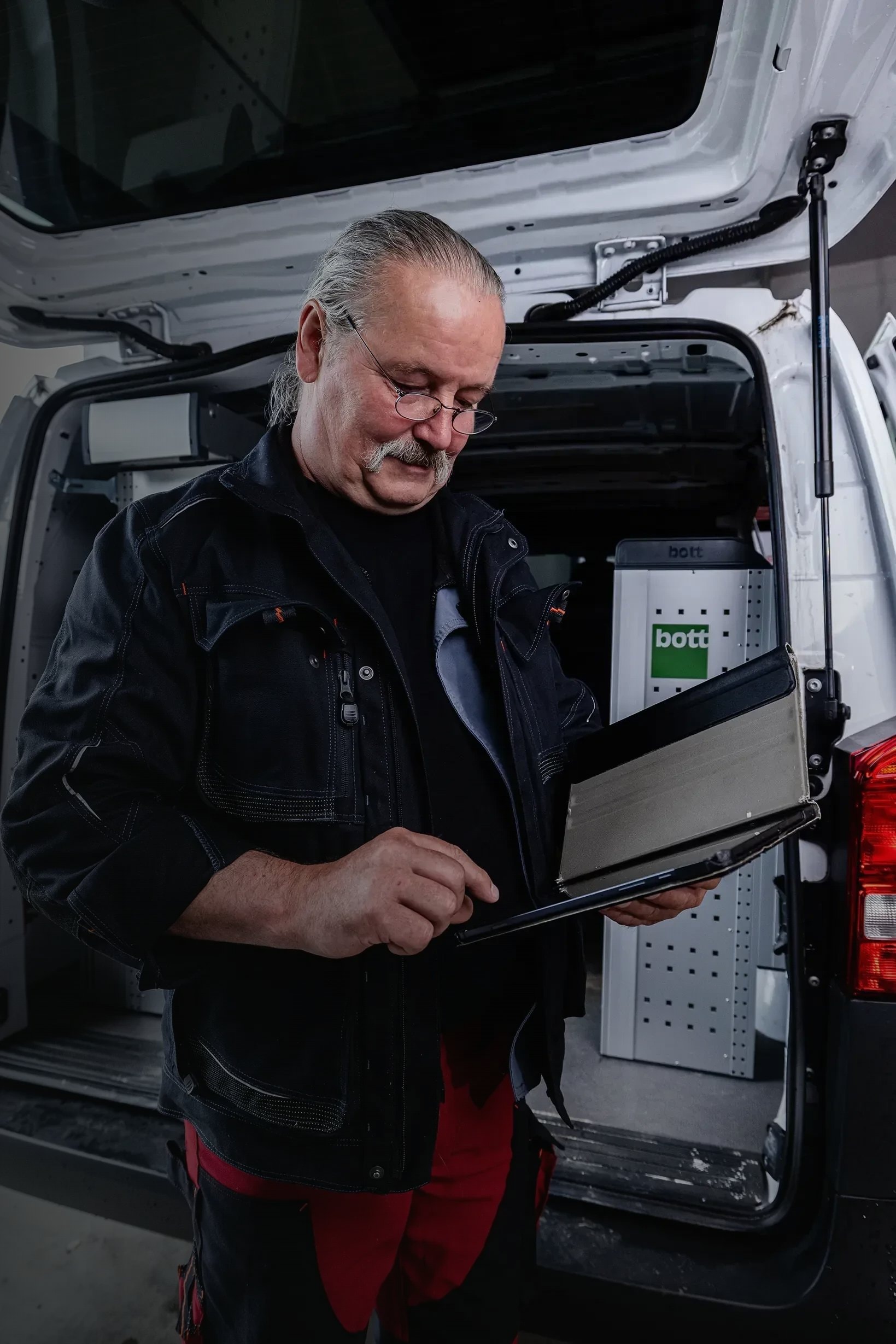 Servicetechniker am Werkstattwagen