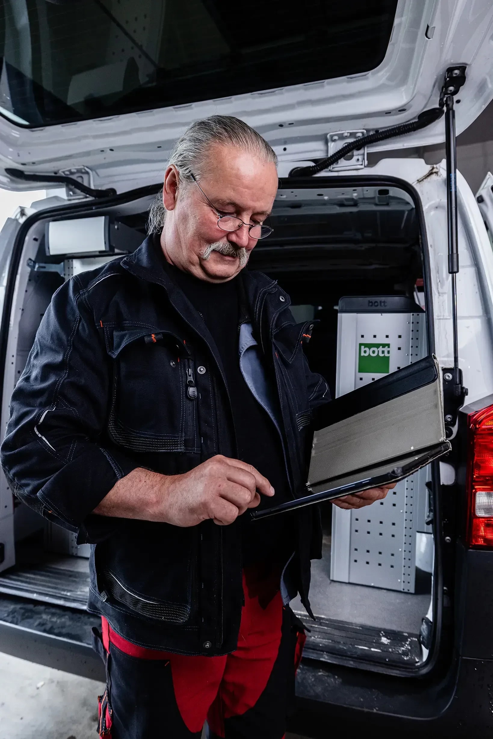 Servicetechniker am Werkstattwagen