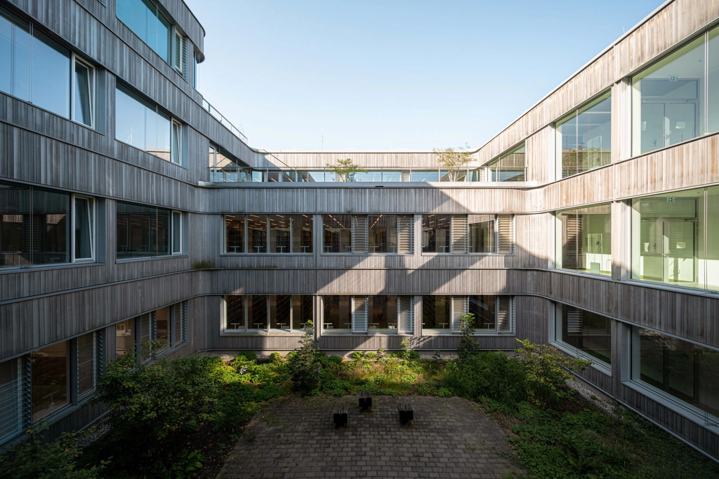 Innenhof eines modernen Schulgebäudes