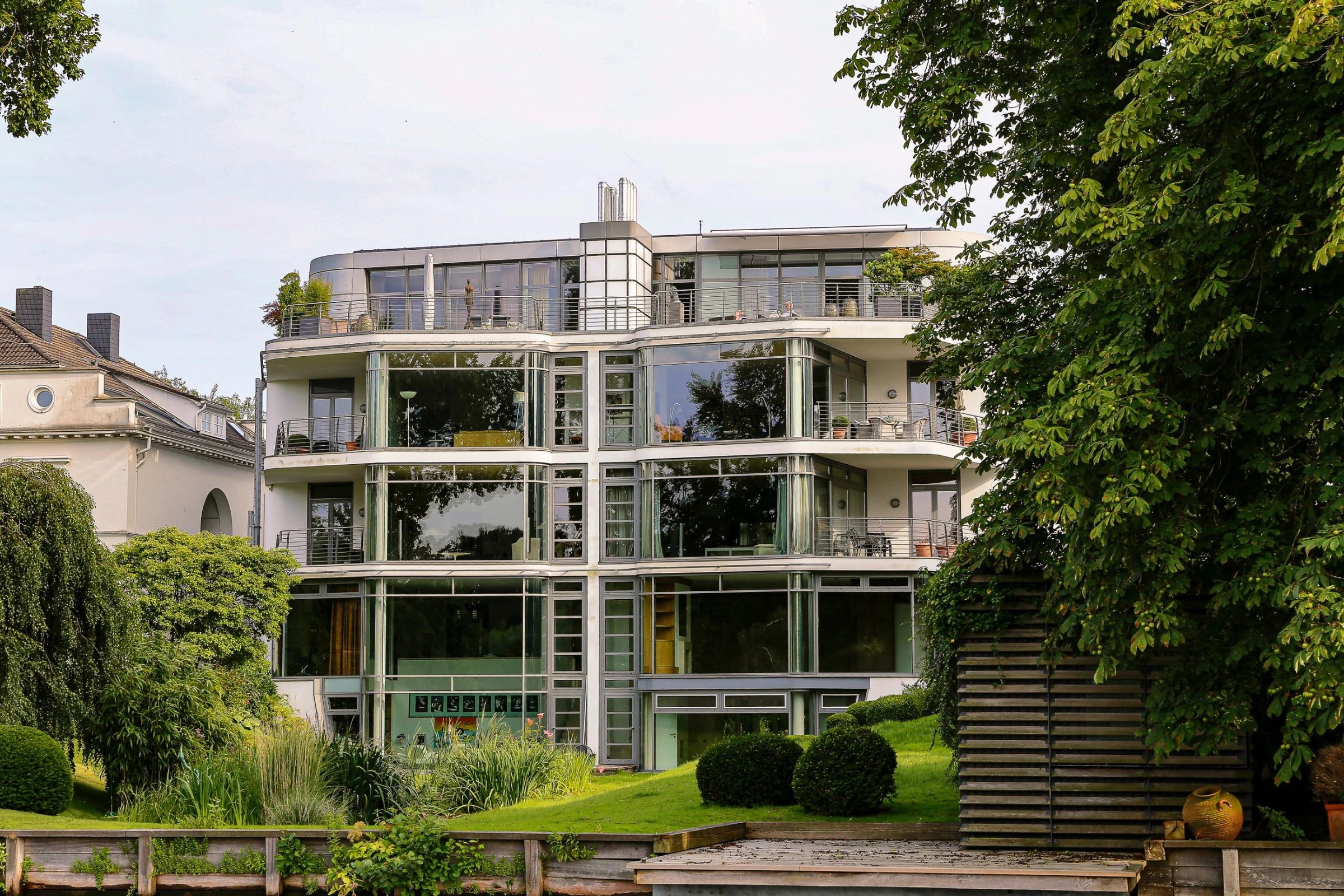 Mehrfamilienhaus mit gepflegter Grünanlage