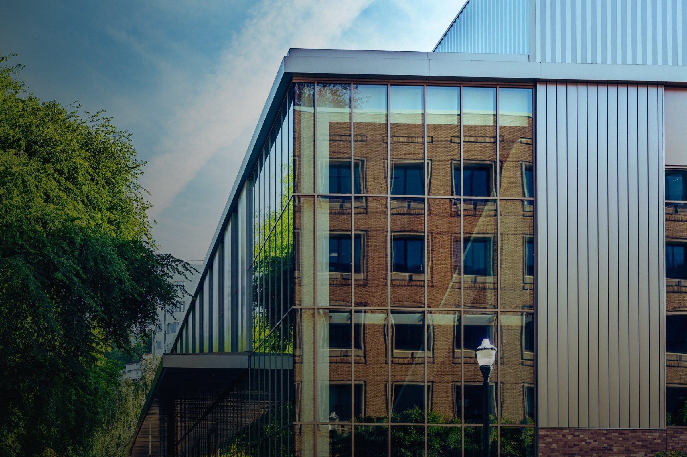 Bürogebäude mit Grünanlage