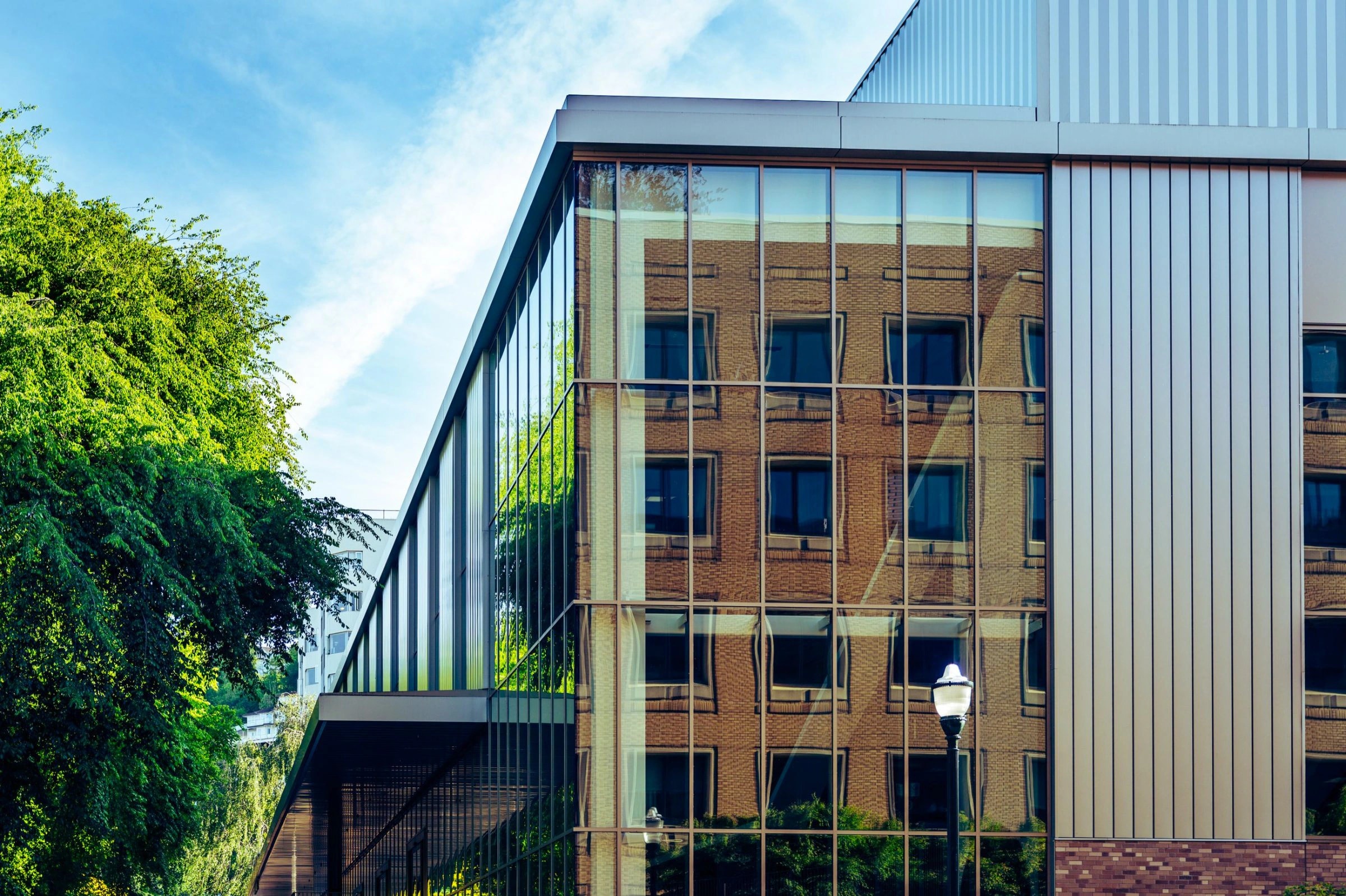 Bürogebäude mit Grünanlage