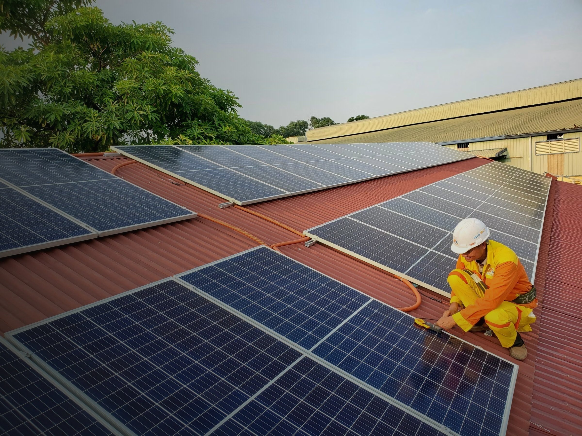 Solartechniker bei der Wartung von Solarmodulen