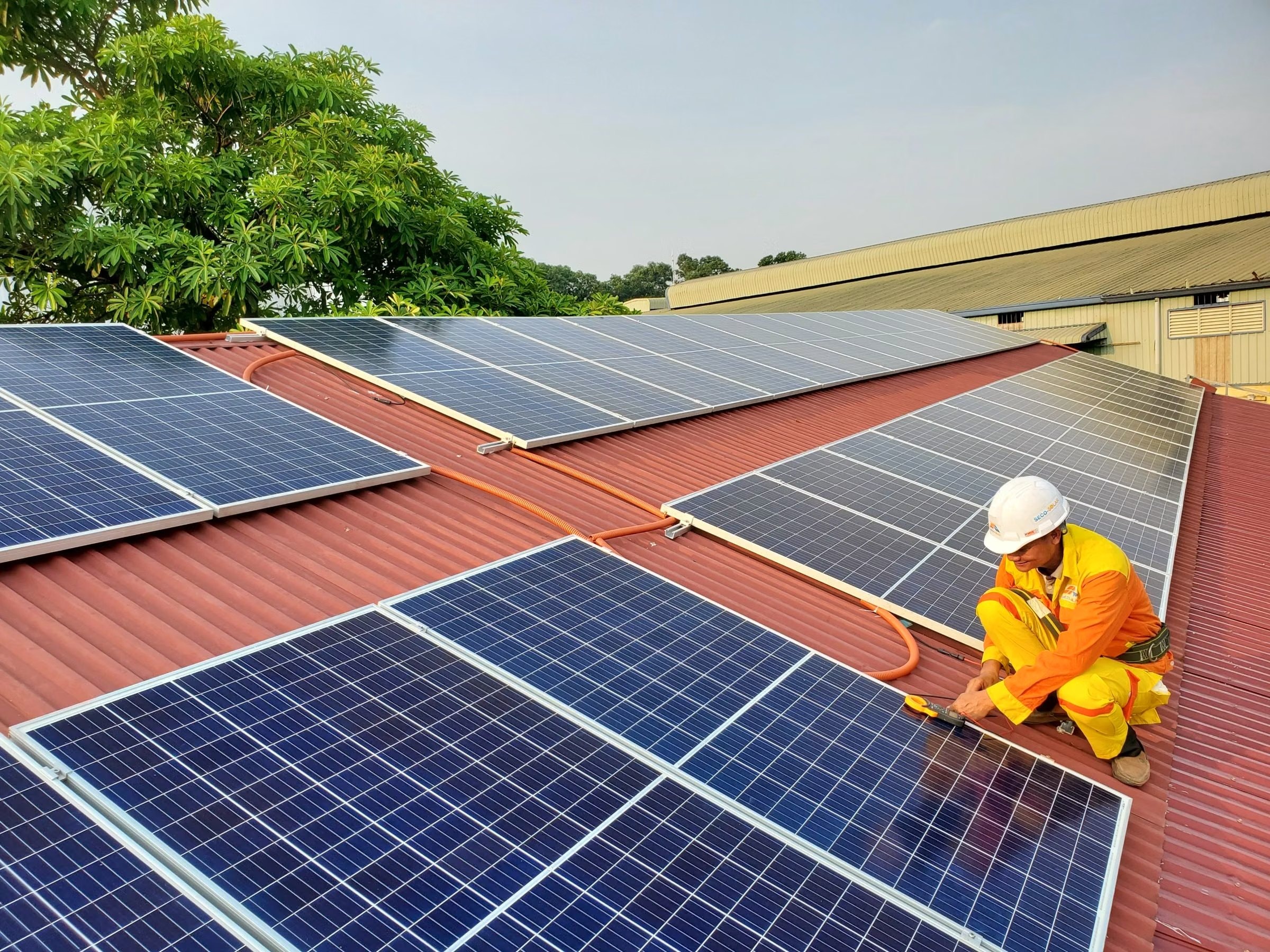 Solartechniker bei der Wartung von Solarmodulen