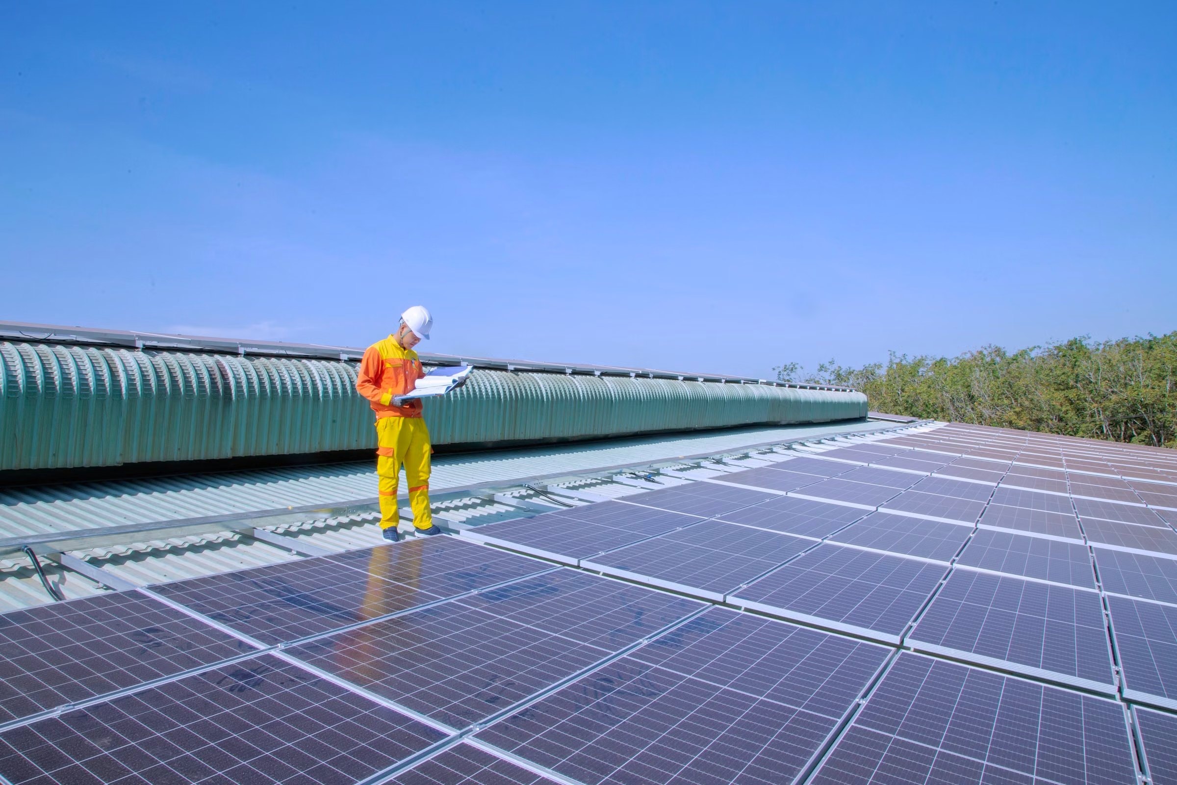Techniker prüft eine Solaranlage auf einem Flachdach