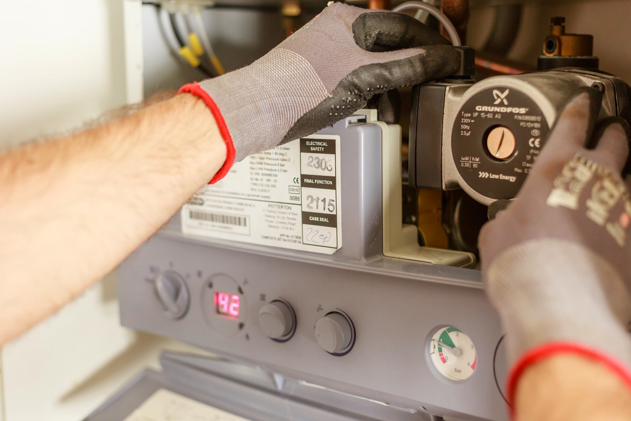 Techniker stellt eine Heizungsanlage ein